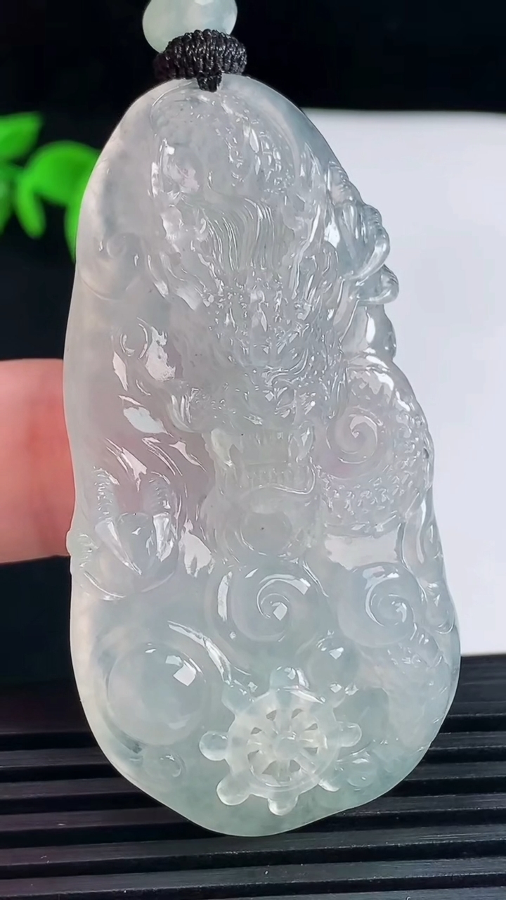 天然A货翡翠龙牌吊坠，尺寸56-28.8-9.7重量:29.44g
6月15日