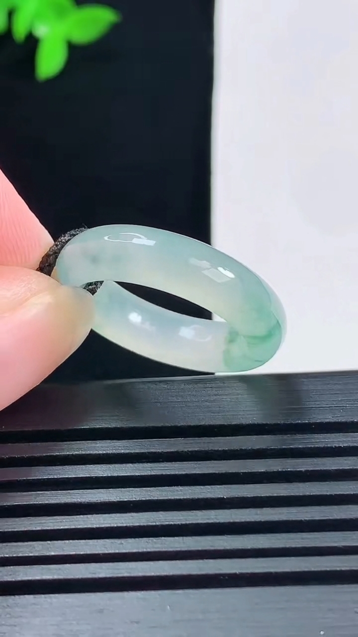 天然A货翡翠冰种飘花玉指环 戒指，尺寸17.3-5.8-3.6 重量:4.00g2026年6月15日
工厂直销收藏佳品,种好水足，色泽均匀，有种有色，上手高大气！