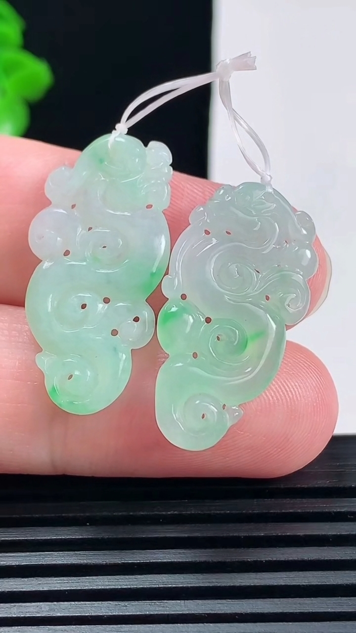 天然A货翡翠仿古龙牌吊坠 一对，尺寸27.6-14.6-3重量:4.26g
6月15日