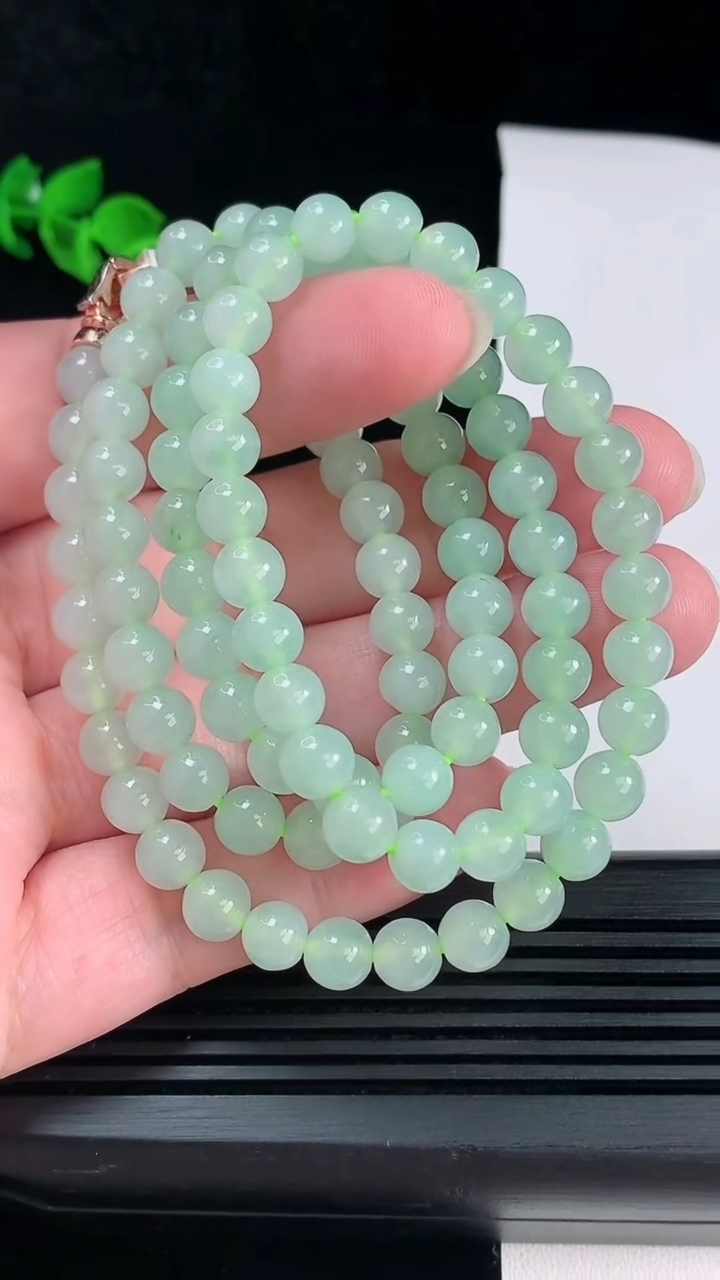 天然A货翡翠圆珠项链，尺寸6.2-96颗，重量:57.08g6月15日
工厂直销收藏佳品,种好水足，色泽均匀，有种有色，上手高大气！