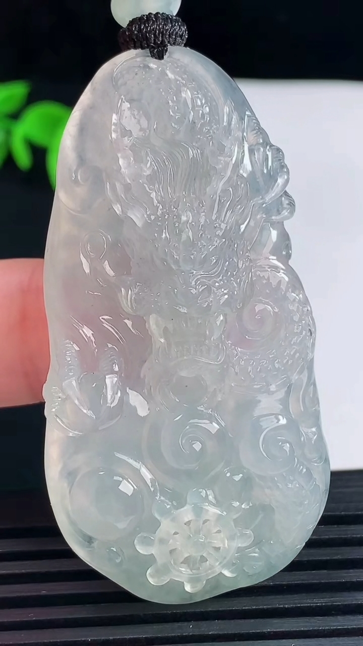 天然A货翡翠龙牌吊坠，尺寸56-28.8-9.7重量:29.44g
6月15日