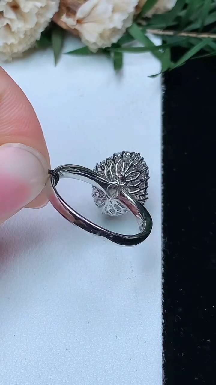 天然A货翡翠蛋面戒指，尺寸17.7-11.2-7.2，重量:3.55g2026年6月15日
工厂直销收藏佳品,种好水足，色泽均匀，有种有色，上手高大气！