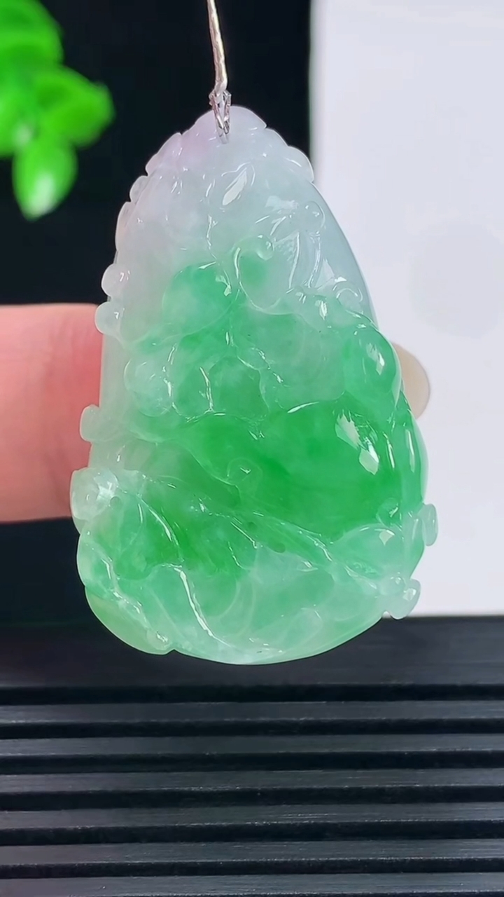 天然A货翡翠白菜吊坠，尺寸36.7-23.4-10.3重量:15.30g
6月15日