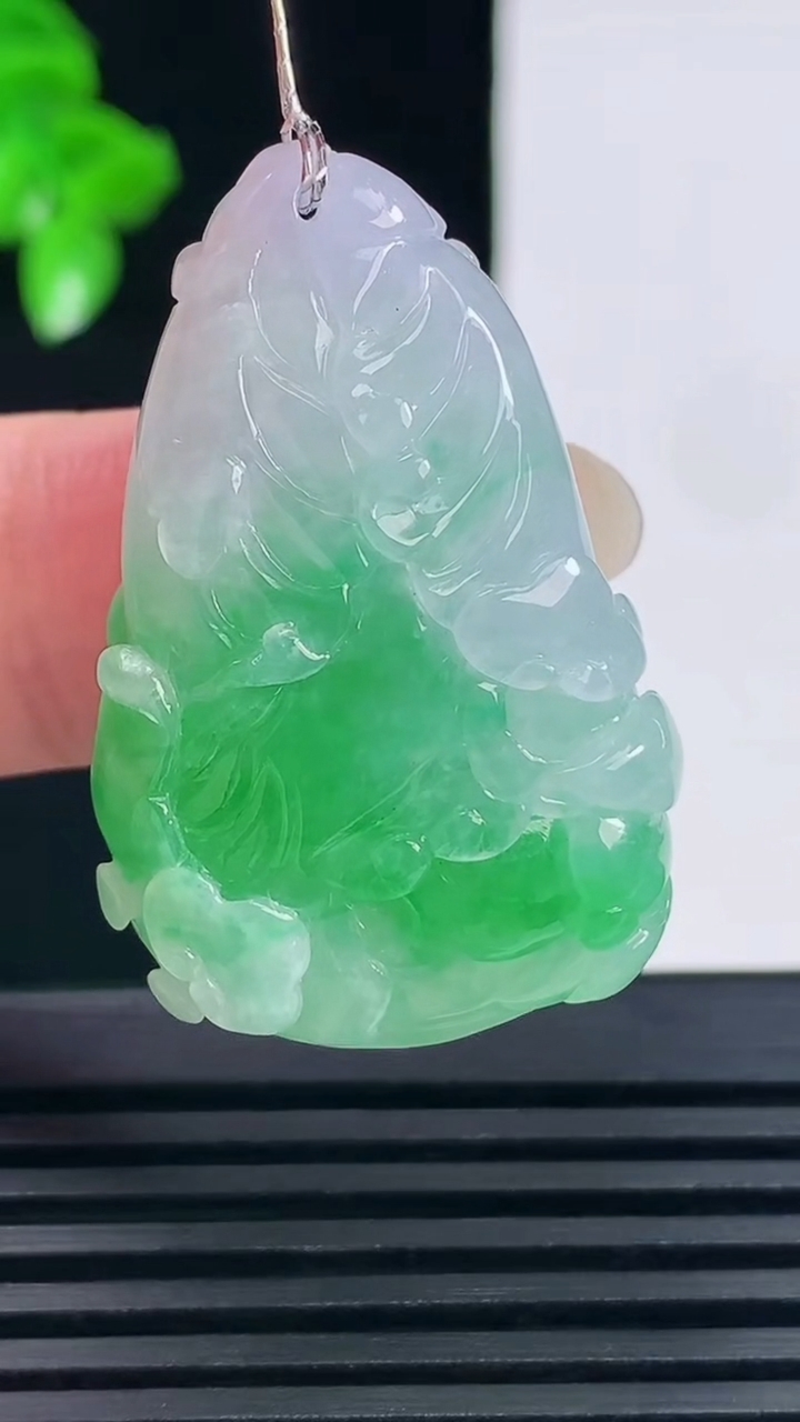 天然A货翡翠白菜吊坠，尺寸36.7-23.4-10.3重量:15.30g
6月15日