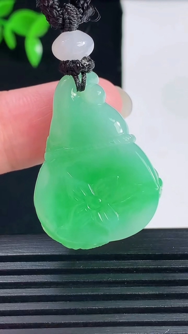 天然A货翡翠雕花葫芦吊坠，尺寸30.4-22.6-11.7重量:16.89g
6月15日
