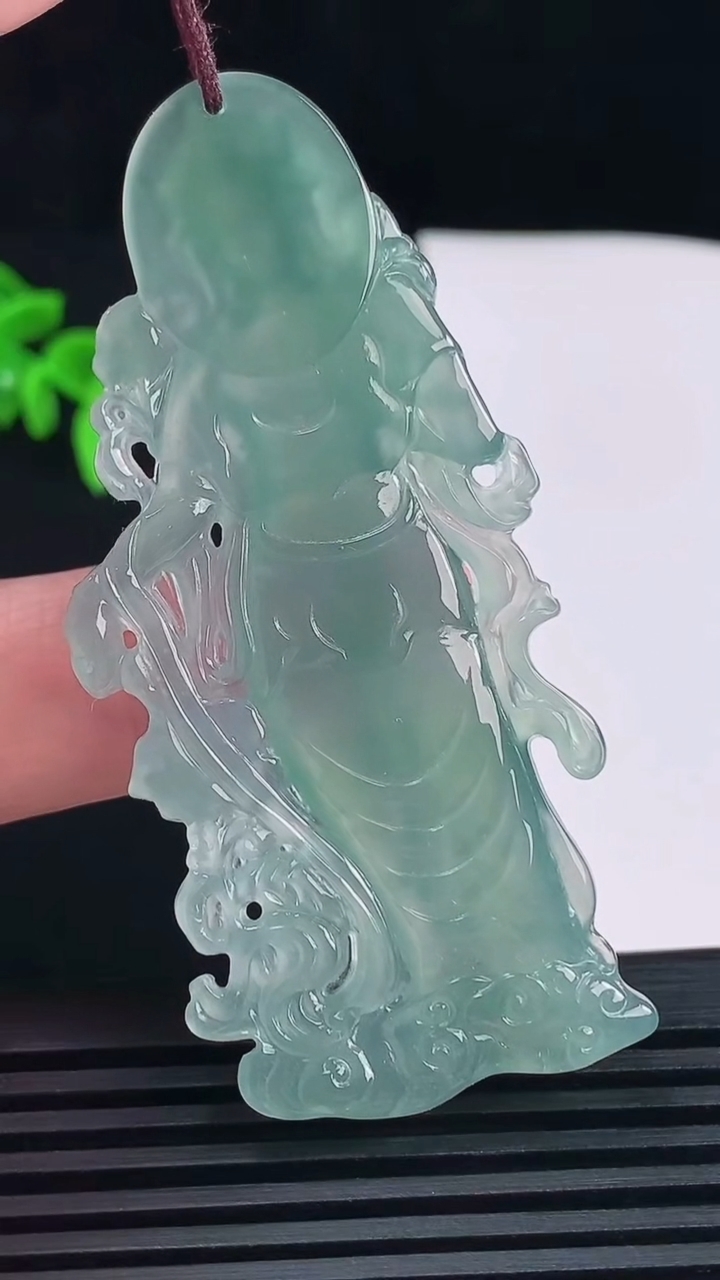 天然A货翡翠冰种蓝水大势至观音菩萨吊坠，尺寸64.7-29.3-5重量:17.66g
6月15日