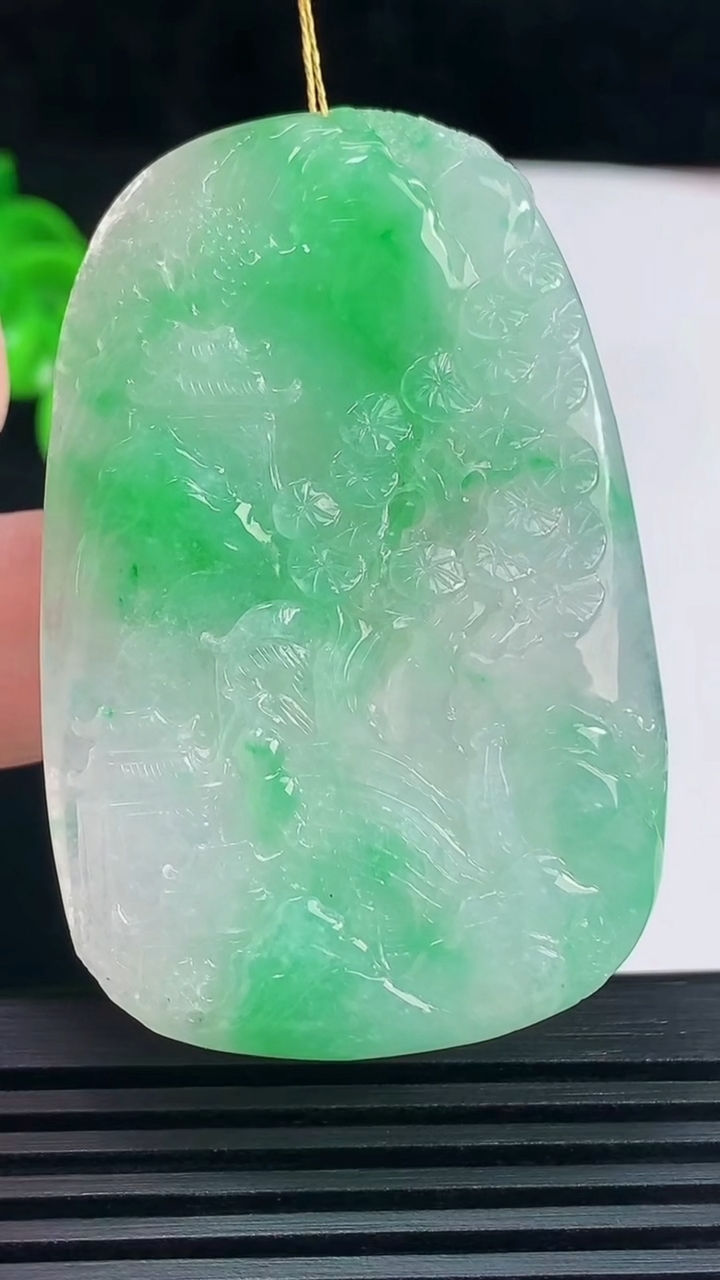 天然A货翡翠山水牌吊坠，尺寸54.8-36.2-5.8 重量:25.53g
6月15日