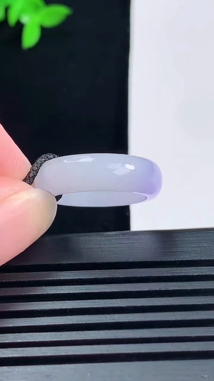 天然A货翡翠紫罗兰玉指环 戒指，尺寸15.8-5.6-3 重量:3.14g2026年6月15日
工厂直销收藏佳品,种好水足，色泽均匀，有种有色，上手高大气！