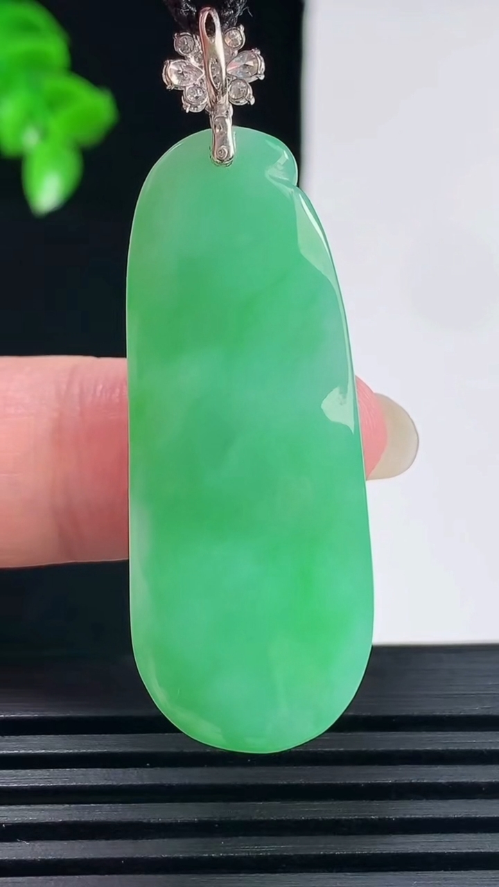 天然A货翡翠福豆吊坠，尺寸42-16.7-7.3重量:10.10g
6月15日