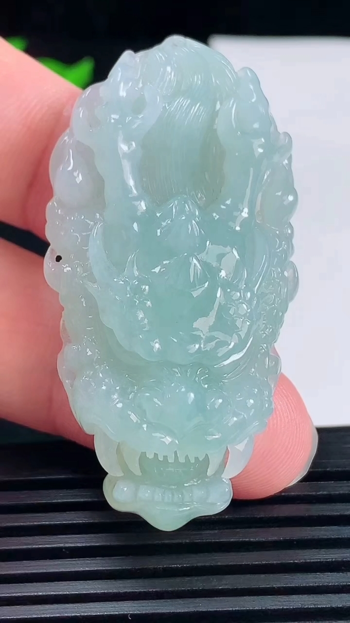天然A货翡翠龙牌吊坠，尺寸52-26.7-11.8重量:24.47g
6月15日