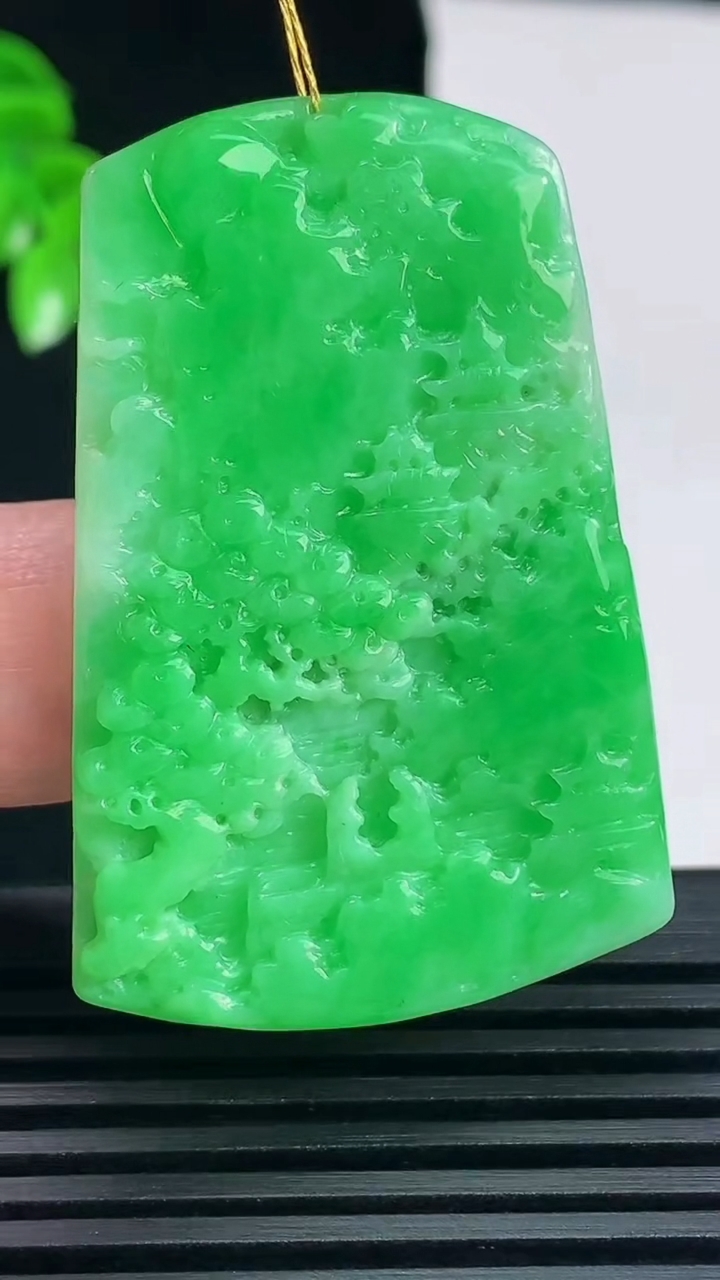 天然A货翡翠山水牌吊坠，尺寸45.7-30.7-3.2 重量:10.21g
6月15日