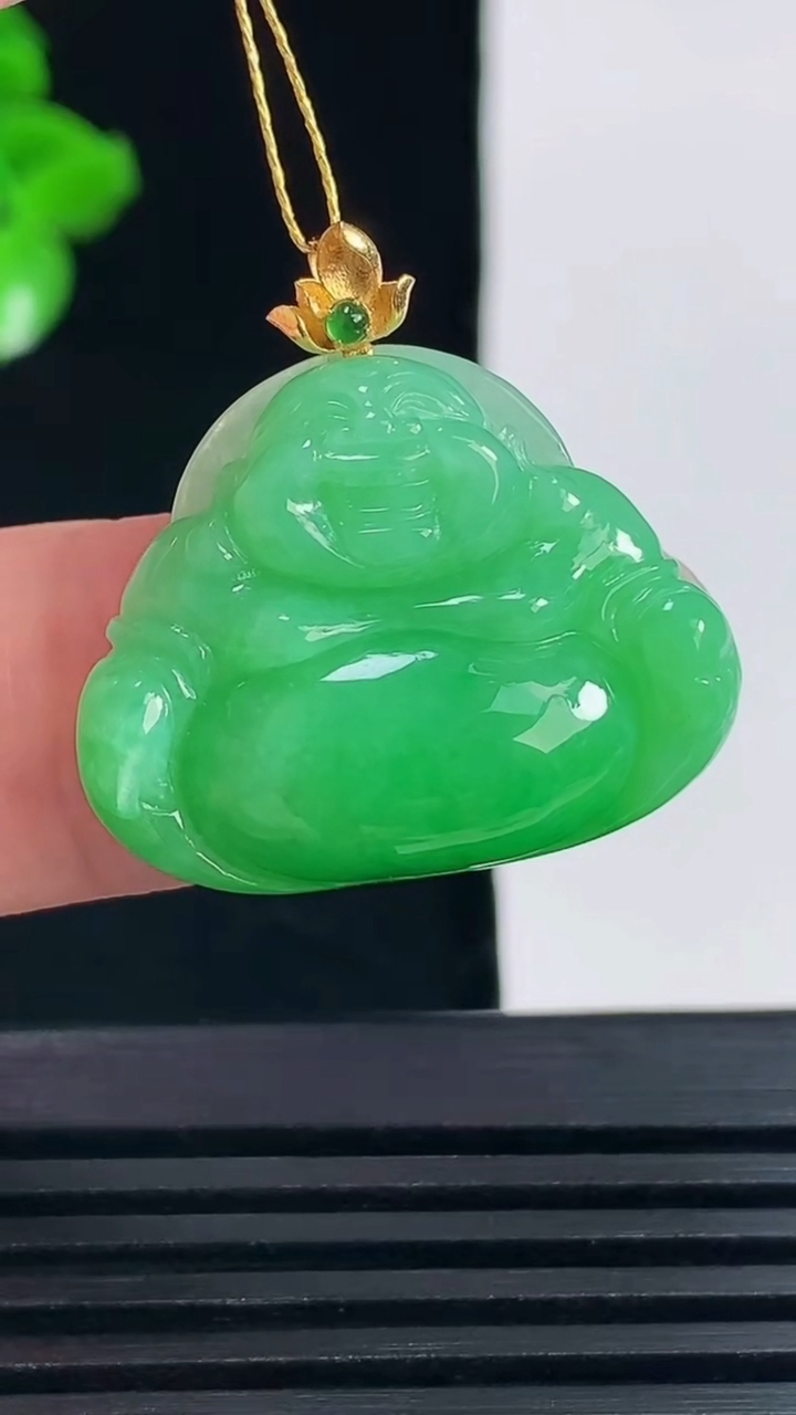 天然A货翡翠佛公吊坠，尺寸20.3-25.4-6重量:5.35g
6月15日