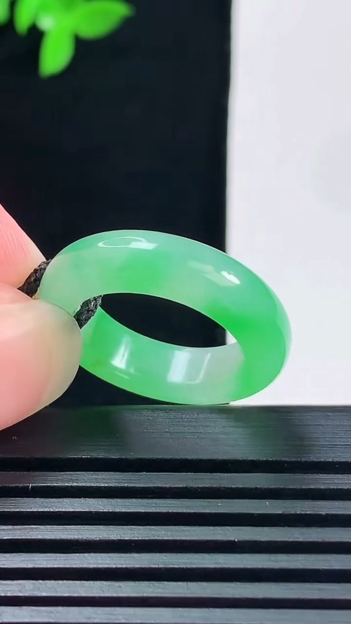 天然A货翡翠玉指环 戒指，尺寸16.2-5.2-3.6 重量:3.84g2026年6月15日
工厂直销收藏佳品,种好水足，色泽均匀，有种有色，上手高大气！