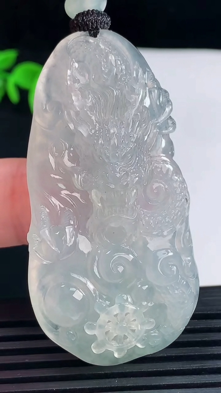天然A货翡翠龙牌吊坠，尺寸56-28.8-9.7重量:29.44g
6月15日