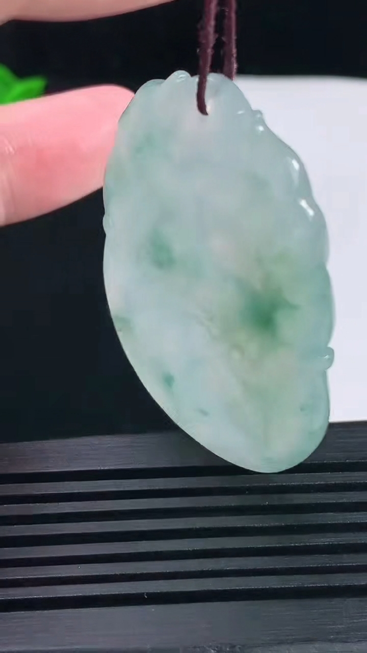 天然A货翡翠冰种飘花生肖羊牌吊坠，尺寸48.4-37-4.6重量:19.02g
6月15日
