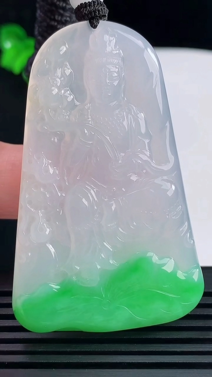 天然A货翡翠大势至菩萨吊坠，尺寸60.5-38.5-5 重量:25.87g
6月15日