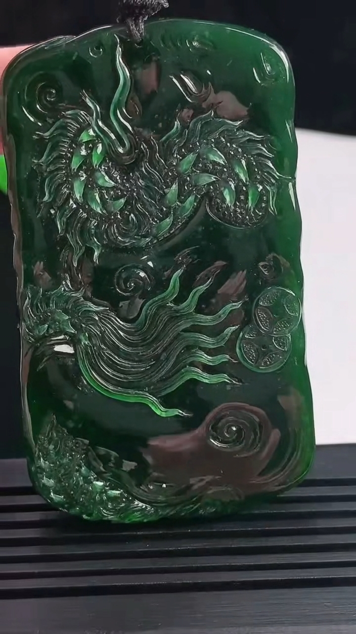 天然A货翡翠龙牌吊坠，尺寸65.5-40.3-11.2 重量:68.17g
6月15日
