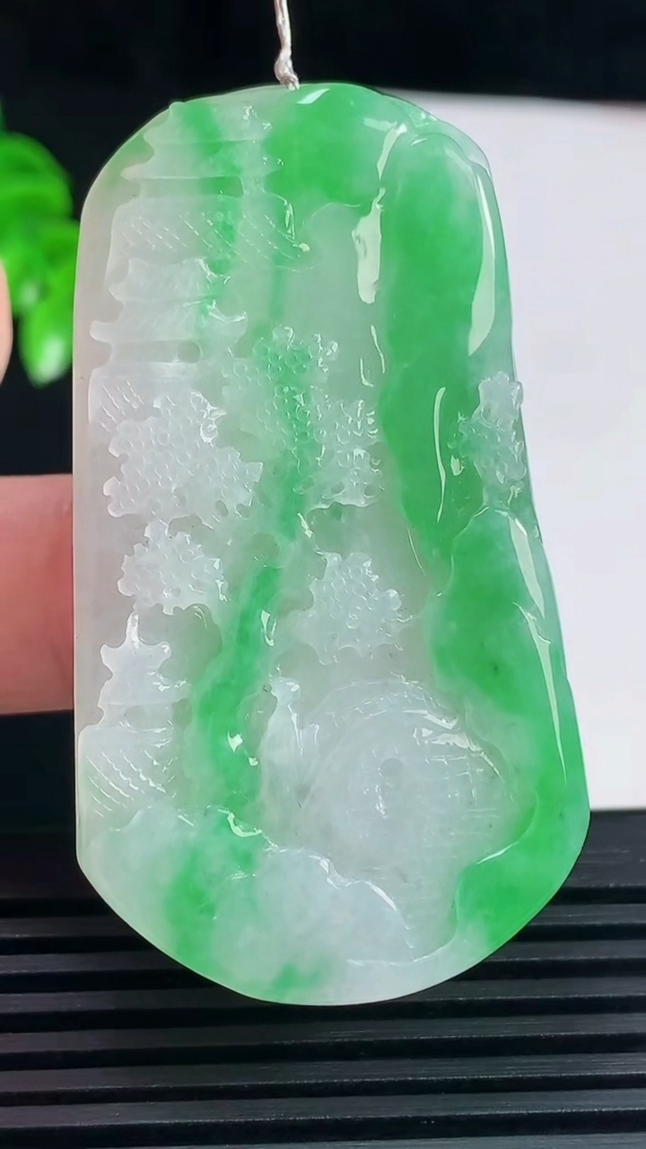 天然A货翡翠山水牌吊坠，尺寸56-31-4.7重量:19.37g
6月15日