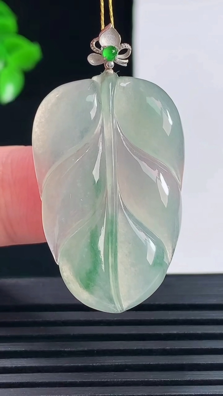 天然A货翡翠种飘花金枝玉叶 叶子吊坠，尺寸33.7-21.8-3.7 重量:5.86g
6月15日