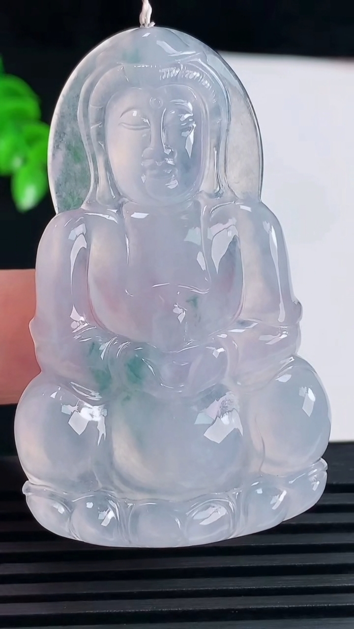 天然A货翡翠种飘花正装观音菩萨吊坠，尺寸56.5-34.6-5.5，重量:19.80g
6月15日