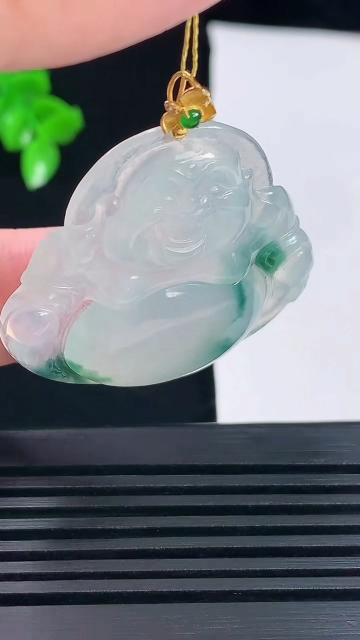 天然A货翡翠种飘花佛公吊坠，尺寸34-37.6-5.3重量:10.65g
6月15日