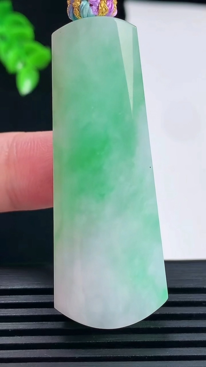 天然A货翡翠平安柱吊坠，尺寸52.6-20.3-10.7重量:25.75g
6月15日