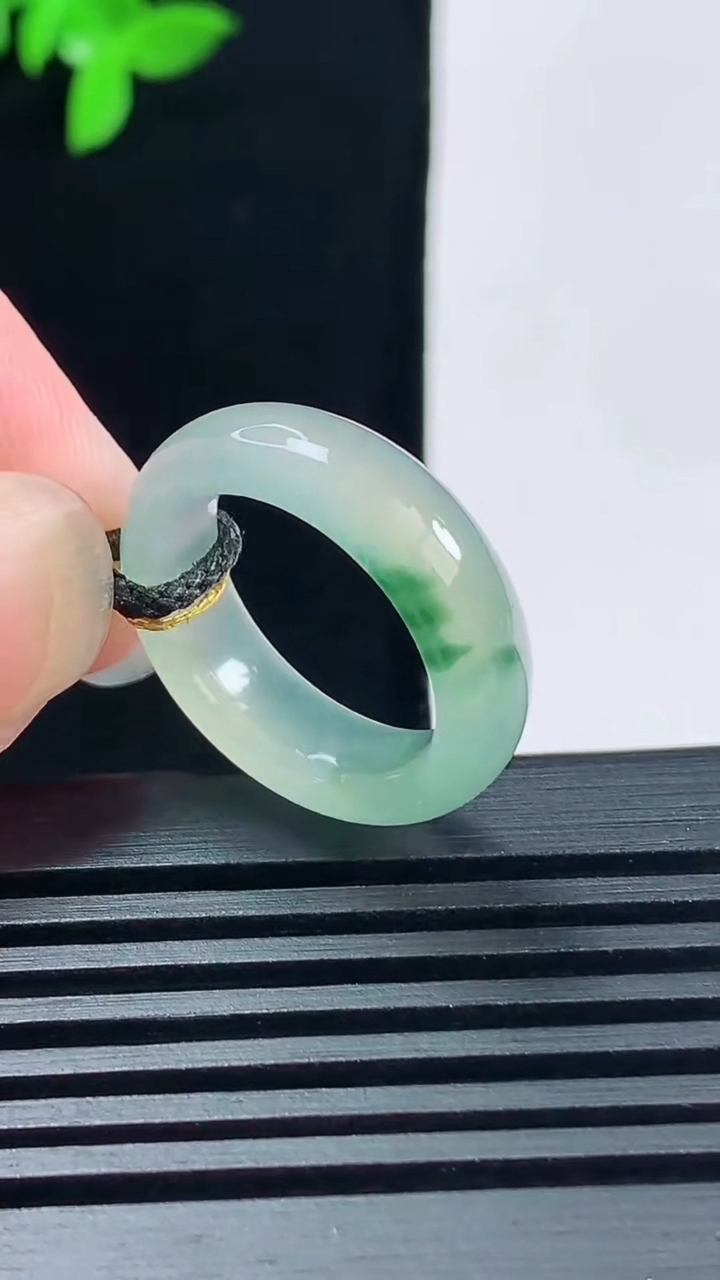 天然A货翡翠冰种飘花玉指环 戒指，尺寸16.2-5.8-3.2 重量:3.31g2026年6月15日
工厂直销收藏佳品,种好水足，色泽均匀，有种有色，上手高大气！