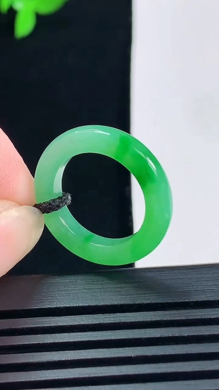 天然A货翡翠玉指环 戒指，尺寸14.8-3.5-3.5 重量:2.26g2026年6月15日
工厂直销收藏佳品,种好水足，色泽均匀，有种有色，上手高大气！