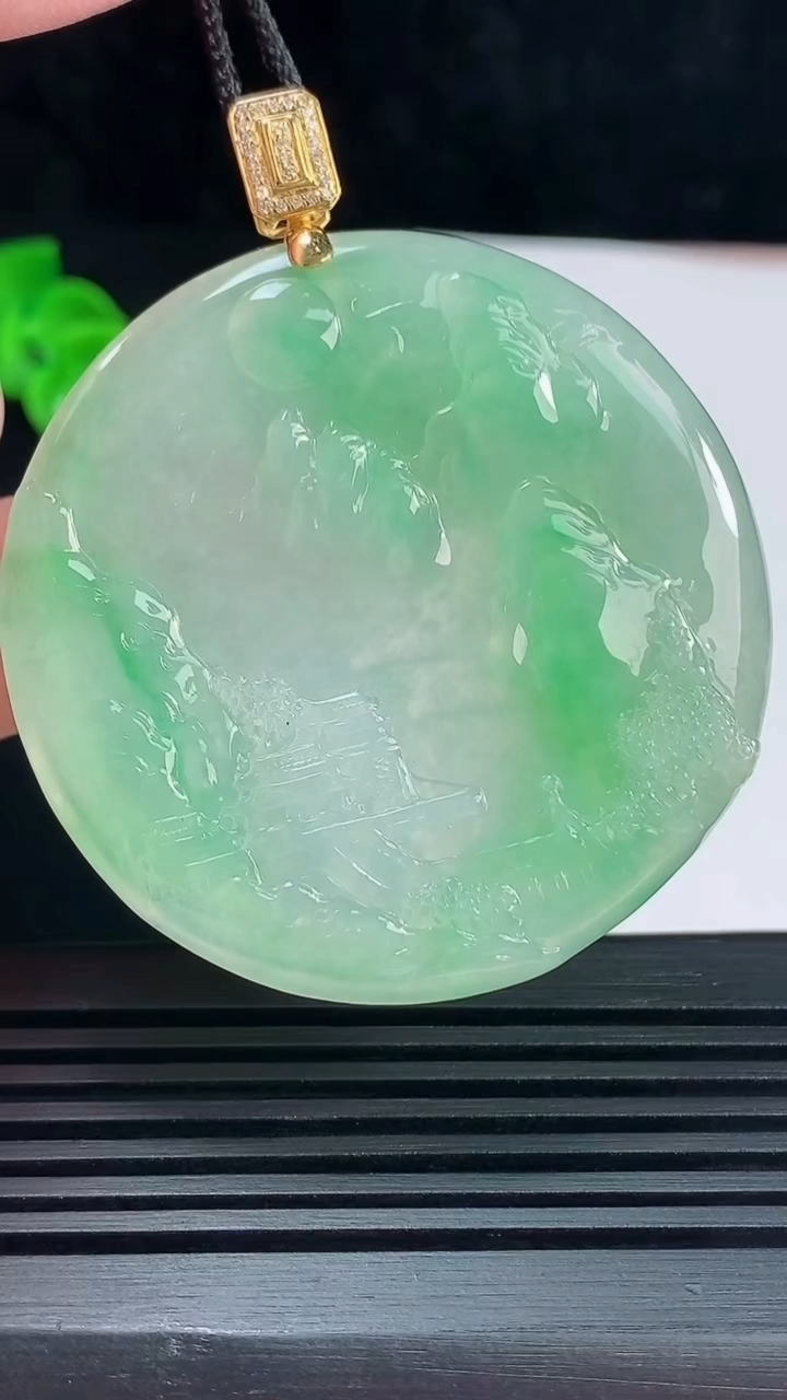 天然A货翡翠山水牌吊坠，尺寸48.8-5.4 重量:29.40g
6月15日