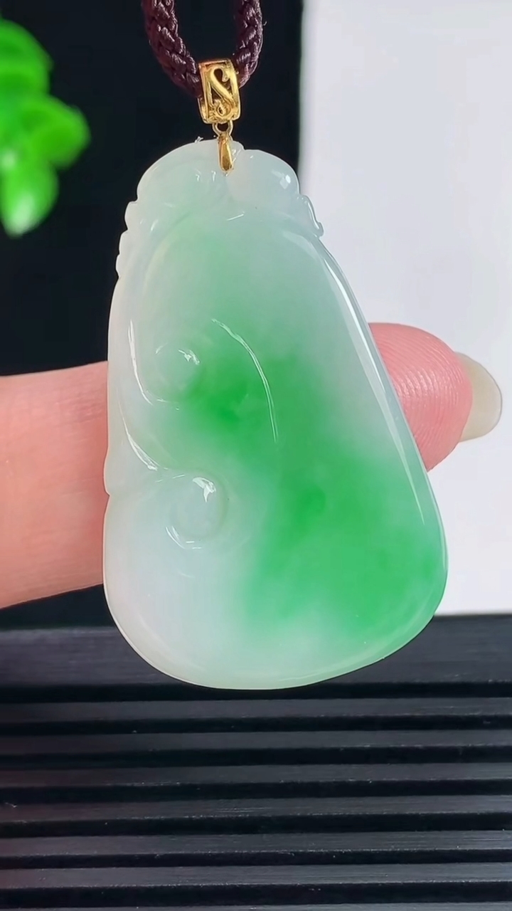 天然A货翡翠如意吊坠，尺寸36.6-23.5-3.2重量:6.00g
6月15日