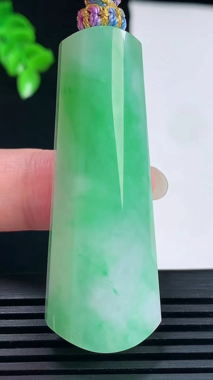 天然A货翡翠平安柱吊坠，尺寸52.6-20.3-10.7重量:25.75g
6月15日