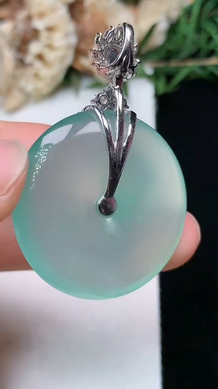 天然A货翡翠平安扣吊坠，尺寸29.5-5.5，重量:12.02g
6月15日