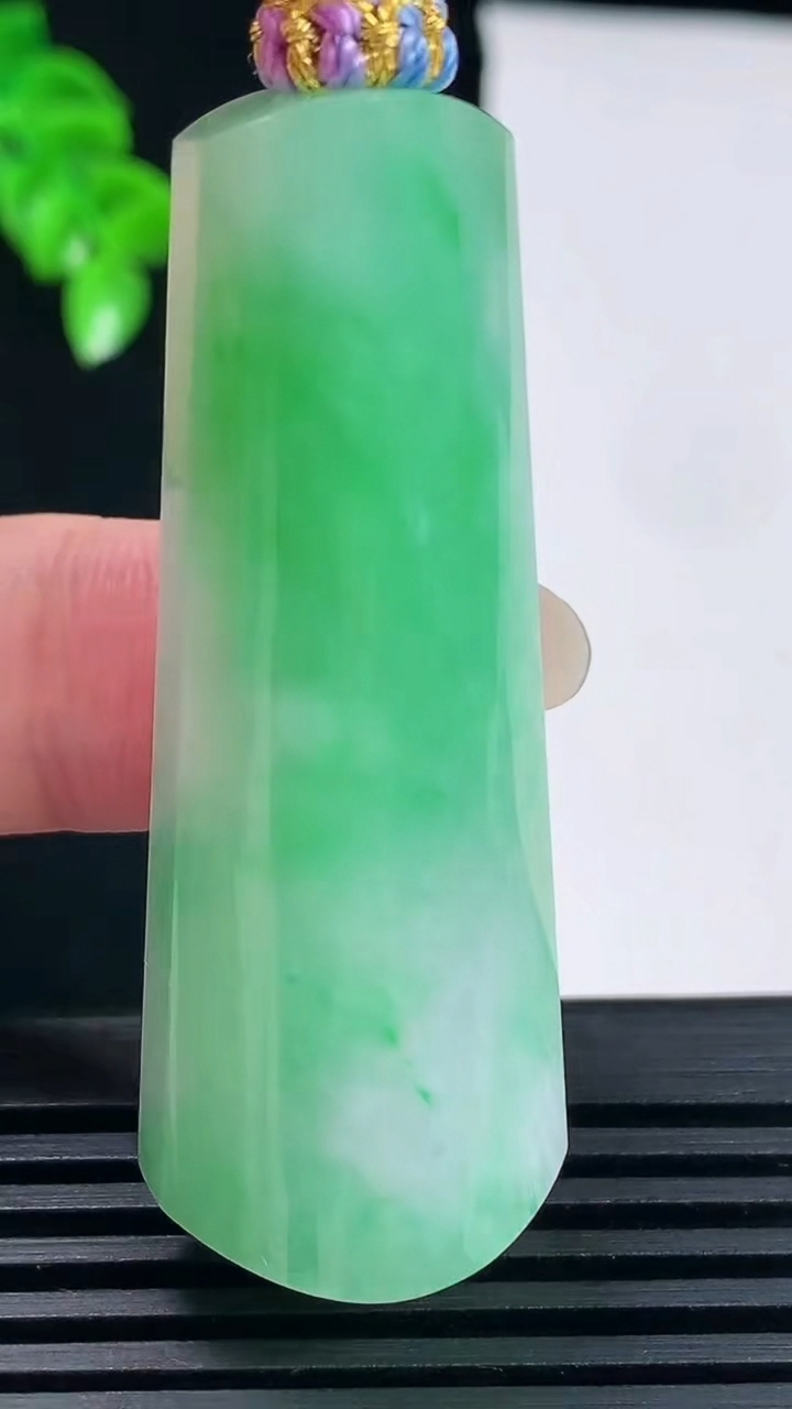 天然A货翡翠平安柱吊坠，尺寸52.6-20.3-10.7重量:25.75g
6月15日