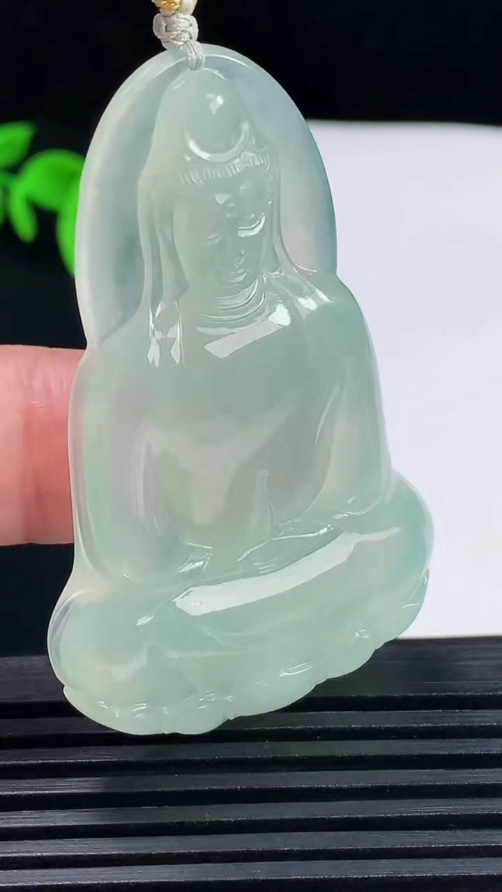 天然A货翡翠素衣观音菩萨吊坠，尺寸53.3-34-5.4重量:17.33g
6月15日