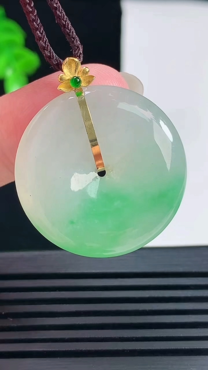 天然A货翡翠平安扣吊坠，尺寸28.5-5.1重量:8.58g
6月15日