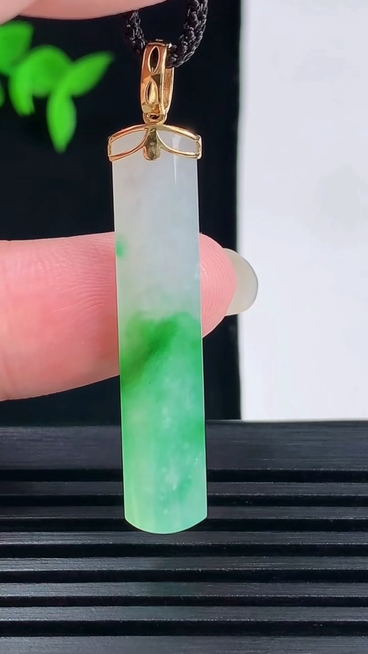 天然A货翡翠平安柱吊坠，尺寸36-7.5-5 重量:4.00g
6月15日