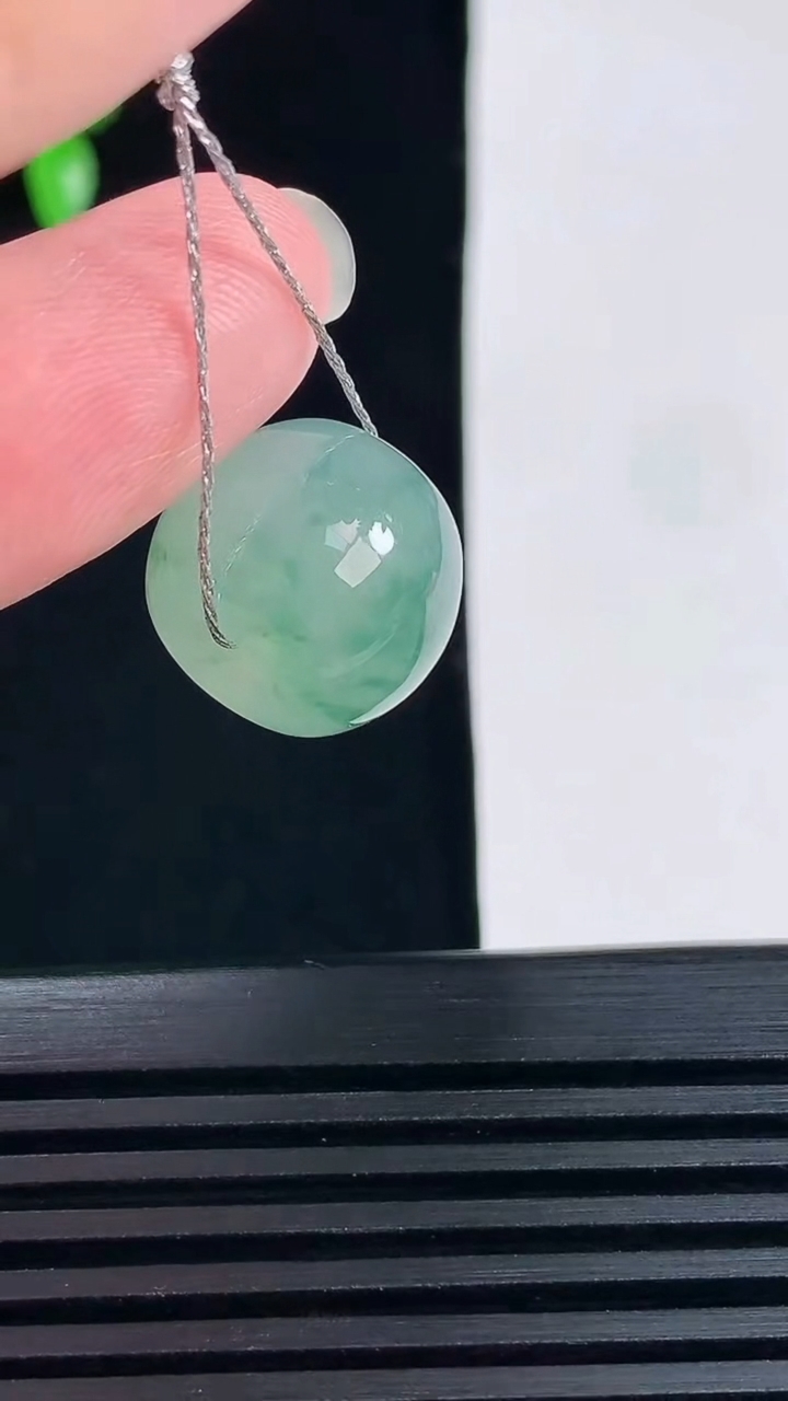 天然A货翡翠冰种飘花路路通吊坠，尺寸12-14.3 重量:5.25g
6月15日