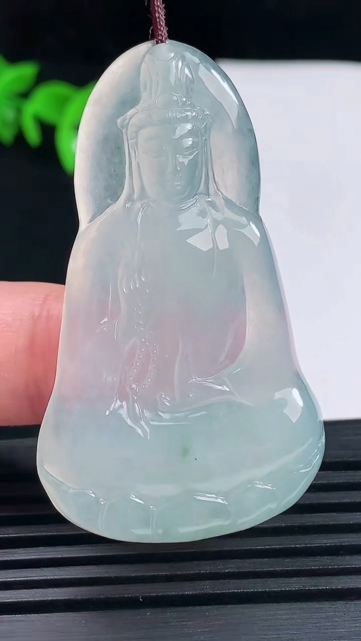 天然A货翡翠冰种飘花素衣观音菩萨吊坠，尺寸51.4-30.2-4.3重量:13.09g
6月15日