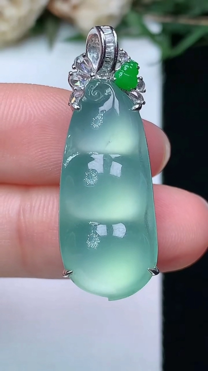 天然A货翡翠白冰福豆吊坠，尺寸26.3-11.8-8.8，重量:6.95g
6月15日