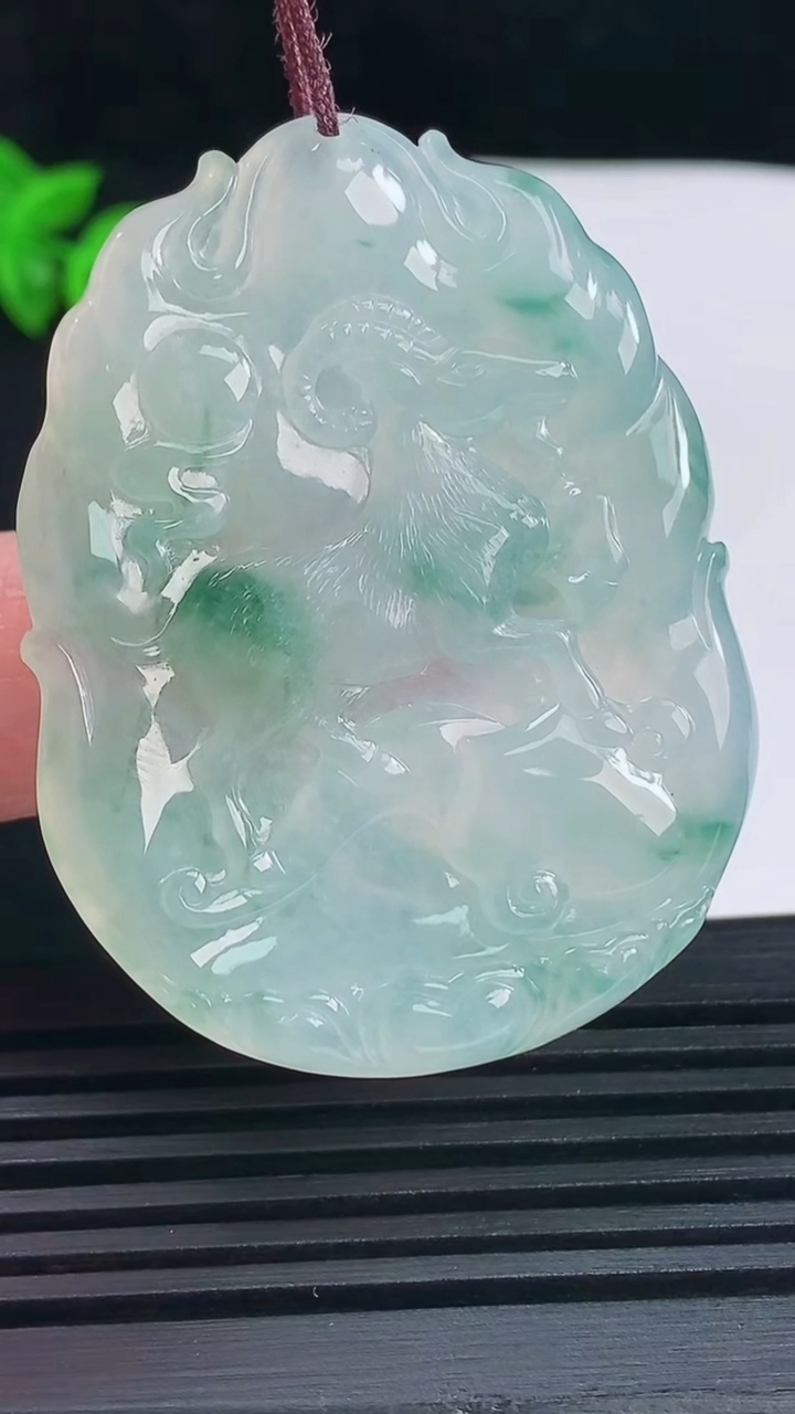 天然A货翡翠冰种飘花生肖羊牌吊坠，尺寸48.4-37-4.6重量:19.02g
6月15日