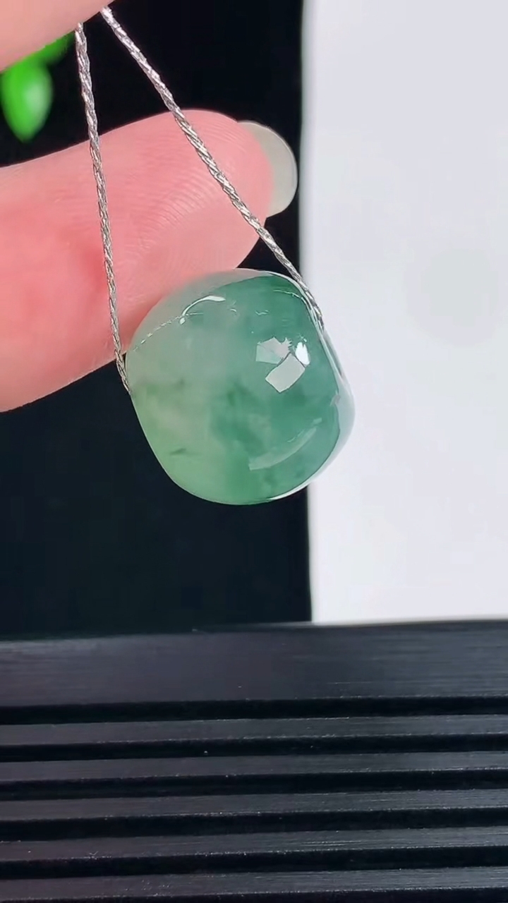 天然A货翡翠冰种飘花路路通吊坠，尺寸15-12.4 重量:5.93g
6月15日