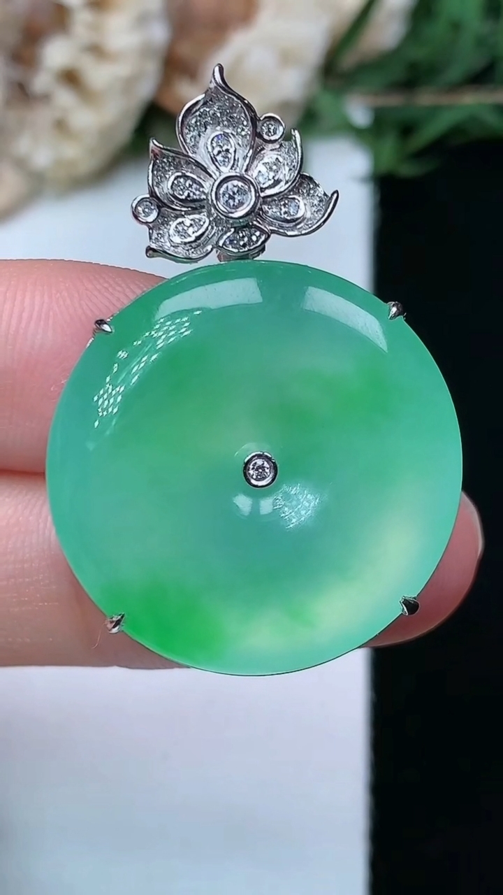 天然A货翡翠平安扣吊坠，尺寸24-7.3，重量:10.00g
6月15日