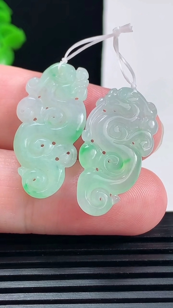 天然A货翡翠仿古龙牌吊坠 一对，尺寸27.6-14.6-3重量:4.26g
6月15日
