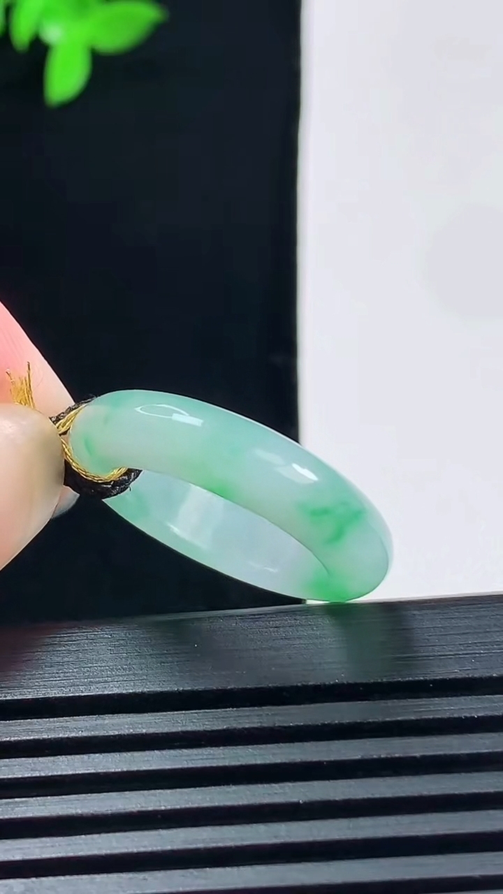 天然A货翡翠玉指环 戒指，尺寸16.5-5-3.6 重量:3.59g2026年6月15日
工厂直销收藏佳品,种好水足，色泽均匀，有种有色，上手高大气！