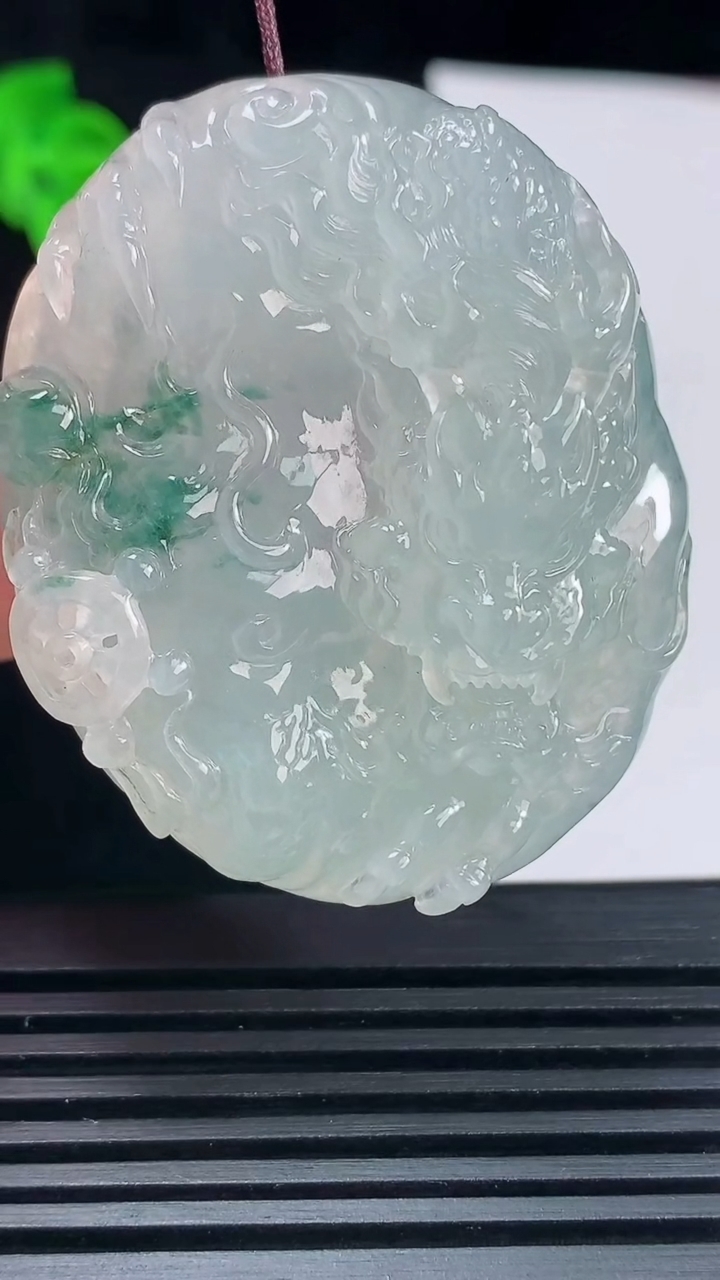 天然A货翡翠种飘花龙牌吊坠，尺寸48.2-39-10重量:40.00g
6月15日
