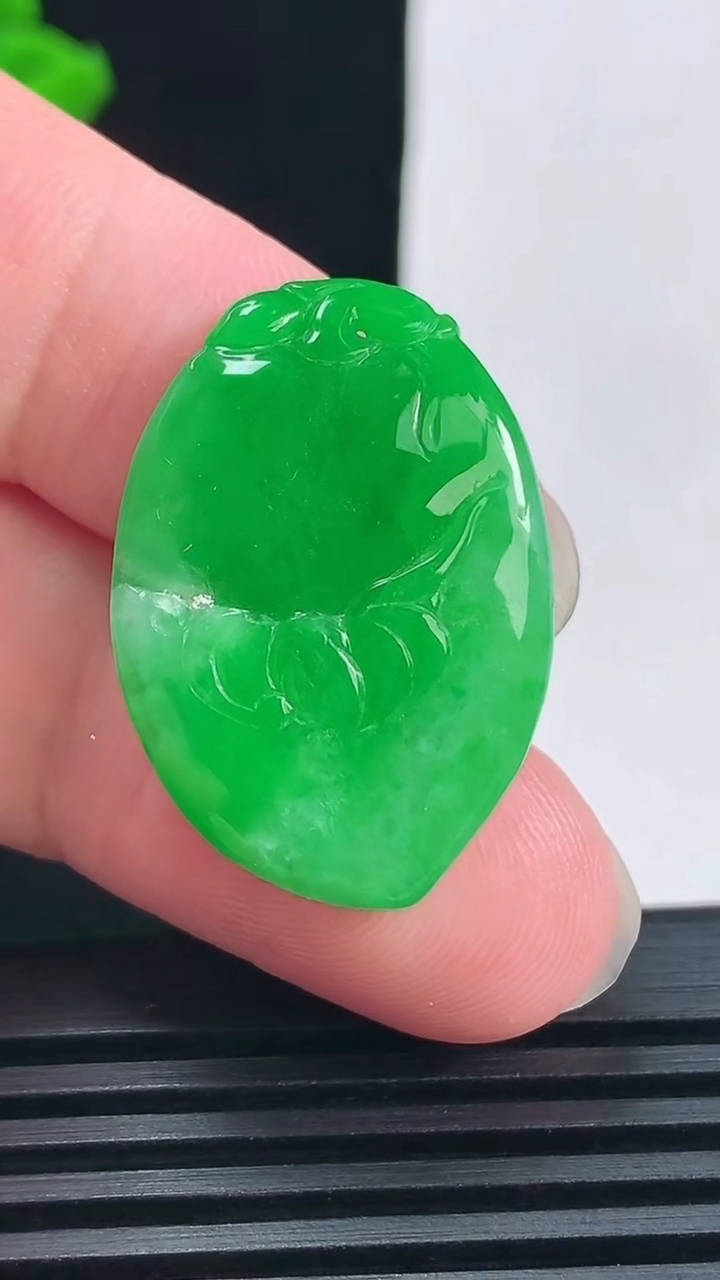 天然A货翡翠寿桃吊坠，尺寸29-20.2-5.6 重量:6.29g
6月15日