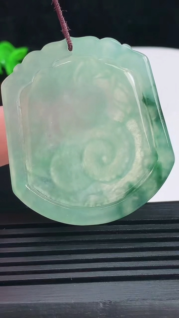 天然A货翡翠冰种飘花生肖蛇吊坠，尺寸47.4-41.8-4.5重量:20.52g
6月15日