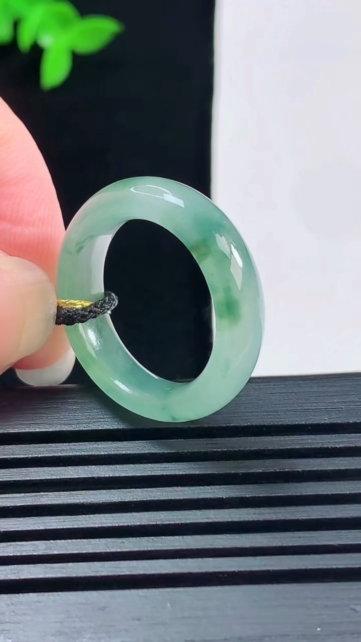 天然A货翡翠冰种飘花玉指环 戒指，尺寸17.8-5.6-3.5 重量:4.00g2026年6月15日