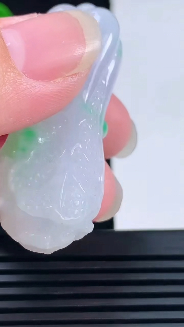 天然A货翡翠白菜吊坠，尺寸48.4-19.2-13重量:21.75g
6月15日