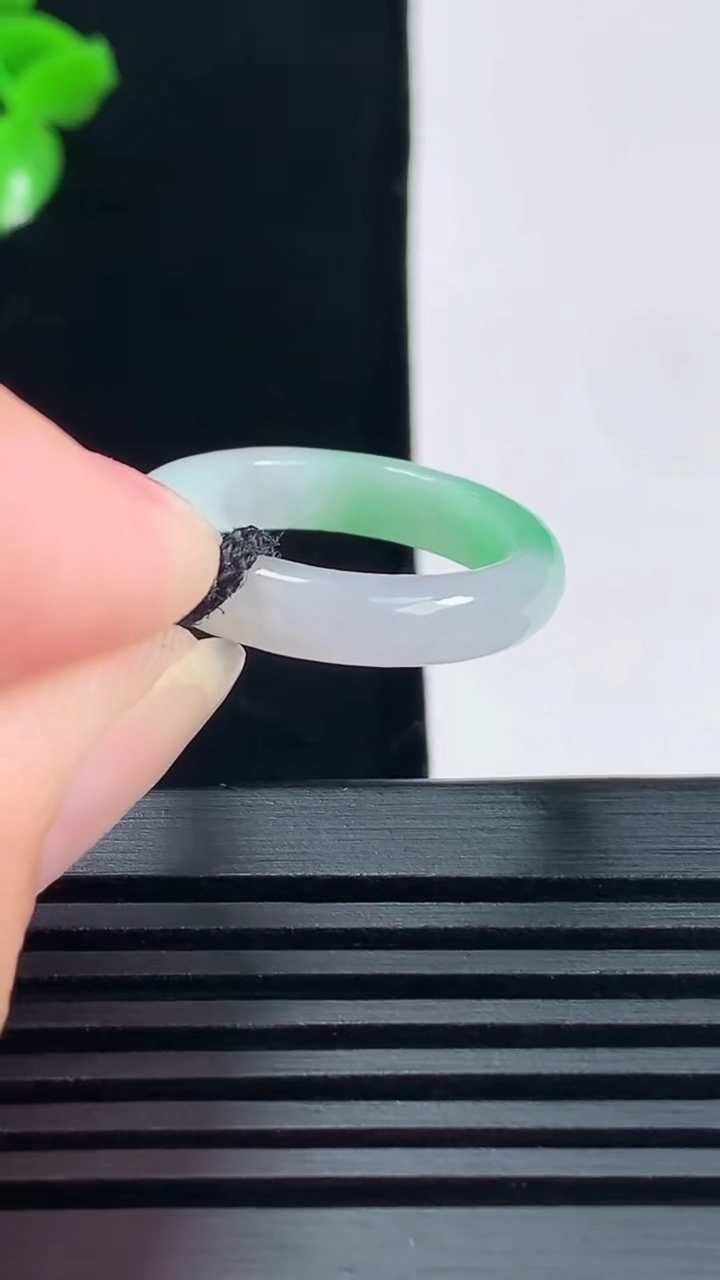 天然A货翡翠玉指环 戒指，尺寸17-4.2-2.8 重量:2.32g2026年6月15日
工厂直销收藏佳品,种好水足，色泽均匀，有种有色，上手高大气！
